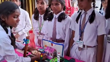 बगोदर: बगोदर सरिया रोड स्थित आर सी मेमोरियल स्कूल में विज्ञान प्रदर्शनी का किया गया आयोजन