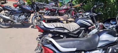 लखीसराय: शहीद द्वार के समीप यातायात प्रभारी पंकज कुमार सिंह के नेतृत्व में चलाया गया सघन वाहन जांच अभियान