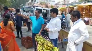 होशंगाबाद नगर: नर्मदा पुरम शहर का सेठानी घाट पर कामदा एकादशी पर एक पहल संस्था द्वारा बांटा गया विष्णु भोग का प्रसाद