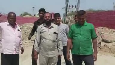 मथुरा: रामलीला ग्राउंड के समीप कछुआ गति से चल रहे सड़क निर्माण को लेकर क्षेत्रवासियों ने PWD विभाग का किया विरोध