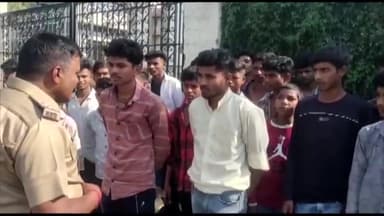 इंदौर: विजय नगर चौराहा लोडिंग वाहन में क्षमता से अधिक बिठा रखे थे लोग यातायात पुलिस ने किया वाहन जप्त