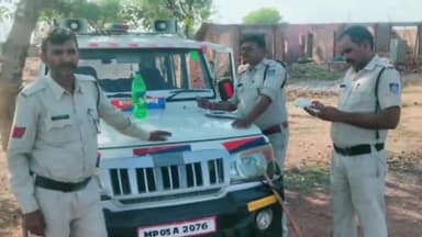 अजयगढ़: संतराम ढाबे के सामने पुलिस ने लगाई वाहन चेकिंग, 6 वाहन चालकों के काटे चालान व ₹2400 का वसूला समन शुल्क