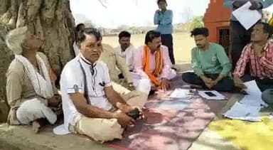 तेंदूखेड़ा: लाडली बहना योजना के फॉर्म भरवाने तेंदूखेड़ा की विभिन्न ग्राम पंचायतों में पहुंचे क्षेत्रीय विधायक धर्मेंद्र सिंह लोधी