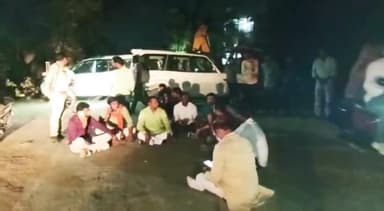 रायबरेली: राजामियां का पुरवा-जमीनी विवाद को लेकर 2 समुदायों के बीच हुई मारपीट में पहुंचे BJP विधायक,प्रशासन के खिलाफ बैठे धरने पर