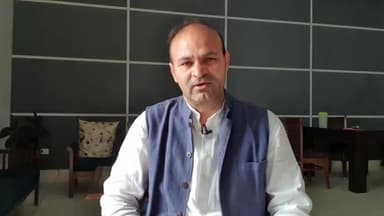 राहुल गाँधी ने वो धोबी पछाड़ मारा है कि हाफ पेंट फटकर रुमाल बन गया
है....