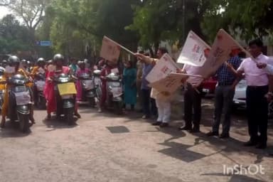 ब्लाक प्रमुख ने पोषण मेला एवं स्कूल चलो अभियान जागरूकता रैली को मोहनसराय बाईपास चौराहा पर हरी झंडी दिखाकर किया रवाना