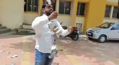 "कुंआ बनाने के लिए अधिकारियों ने रिश्वत मांग ली,इससे नाराज सरपंच ने पंचायत में जाकर 2 लाख रुपये पंचायत समिति में हवा में उड़ा दिए
महाराष्ट्र के संभाजीनगर ज़िले के गेवराई पायगा गांव के सरपंच मंगेश सांबले ने पंचायत समिति के सामने 2 लाख रुपए