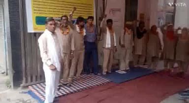 बहादुरगढ़: नगर परिषद के प्रवेश द्वार पर चल रही सफाई कर्मचारियों की हड़ताल शनिवार को छठे दिन में किया प्रवेश