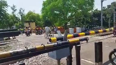 केराकत: छितौना गांव में बने रेलवे फाटक को बंद होने के बावजूद जान जोखिम डालकर पार कर रहे लोग
