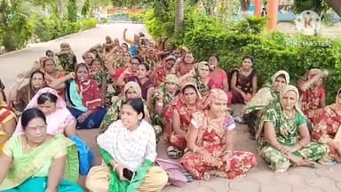 आगर: 06 सूत्री मांगों को लेकर आंगनवाडी कार्यकर्ताओं ने भूख हड़ताल कर आगर गांधी उपवन में किया प्रदर्शन।