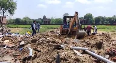 बुलंदशहर: देवीपुरा के सरिता विहार में केमिकल फैक्ट्री में हुए ब्लास्ट मामले में घटनास्थल पर पहुंची बम निरोधक टीम, जांच में जुटी