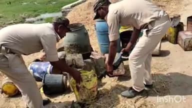 जमुई: सलैया गांव में छापेमारी कर उत्पाद विभाग ने 4000 किलो जावा महुआ और 70 लीटर शराब किया नष्ट, कारोबारी फरार