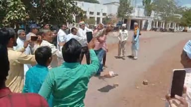 शाहनगर: राहुल गांधी की संसद सदस्यता समाप्त किए जाने पर कांग्रेस ने तहसील प्रांगण में किया विरोध प्रदर्शन, पीएम का फूंका पुतला