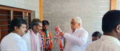 ಮುಂಡರಗಿ: ಕದಾಂಪುರ್ ಗ್ರಾಮದಲ್ಲಿ ಬಿಜೆಪಿ ಮುಖಂಡರು ಕಾಂಗ್ರೆಸ್ ಸೇರ್ಪಡೆ