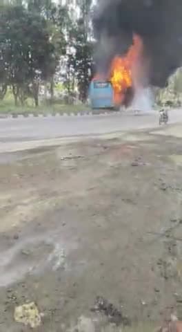 # मुजफ्फरनगर दिल्ली देहरादून हाईवे एनएच 58 पर बस में लगी भीषण आग
#कोई हताहत नहीं
#बताया जा रहा है बस में टोटल 31 लोग th