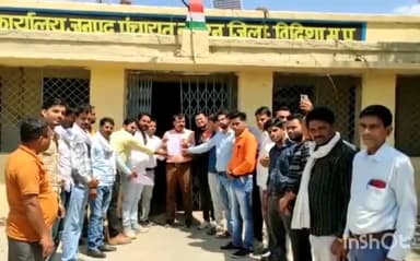 नटेरन: नटेरन में ग्राम पंचायत सहायक सचिवों ने जनपद ceo को सौपा ज्ञापन