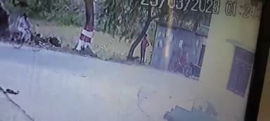 कटेया: सिधरिया बाजार में दुकान के सामने से बाइक हुई चोरी, चोरी की घटना सीसीटीवी कैमरे में हुई कैद