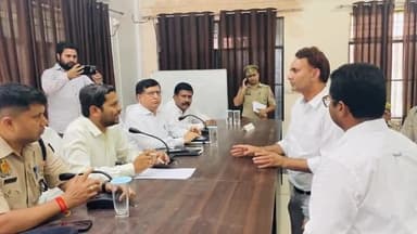 मथुरा: तहसील परिसर में डीएम-एसएसपी ने लगाया जनता दरबार, लोगों की सुनी समस्याएं व निस्तारण हेतु कर्मचारियों को दिए निर्देश