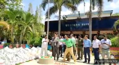 कहरा: समाहरणालय में जिला स्थापना दिवस पर DM ने ध्वजारोहण कर किया  दीप प्रज्वलित, SP सहित अन्य अधिकारी व कर्मी रहे मौजूद