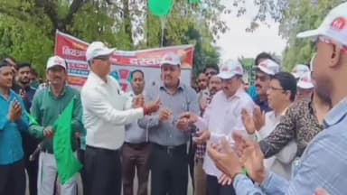 मुरादाबाद: नगर आयुक्त ने पीली कोठी से संचारी रोग नियंत्रण अभियान की रैली को हरी झंडी दिखाकर किया रवाना