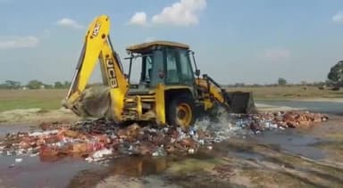 गोपालगंज: 56 कांडों में जब्त 5277 लीटर शराब को सबेया फील्ड में हथुआ एसडीपीओ के नेतृत्व में किया गया विनिष्ट, एसपी ने दी जानकारी