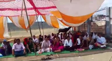 सरई: ट्रामा सेंटर के सामने आशा उषा कार्यकर्ताओं की अनिश्चितकालीन धरने को समर्थन देने पहुंचीं कांग्रेसी नेता