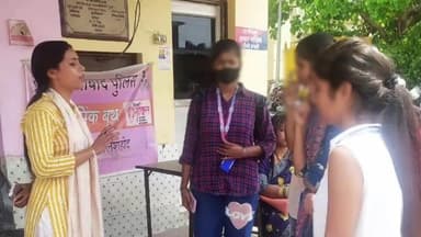 मुरादाबाद: जिला महिला सुरक्षा दल द्वारा पीतल नगरी बस अड्डे पर महिलाओं और बालिकाओं को साइबर अपराधों के प्रति किया गया जागरूक