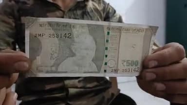 धनौरा: गजरौला खाद गुर्जर चौराहे के पास एटीएम से निकला धुला हुआ नोट, पीड़ित ने वीडियो वायरल कर शिकायत की