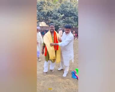 मोहद्दीपुर परबत्ता दुर्गा मेला दंगल का आयोजन निर्णायक मंडल के अध्यक्ष श्री नगीना प्रसाद सिंह को शाल एवं बुके देकर सम्मानित किया संयोजक जिला प्राथमिक संघ खगड़िया के राकेश कुमार रोशन