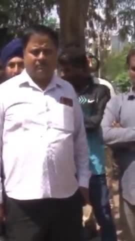 आगरा: मेट्रो परियोजना का आगरा में चल रहा है काम, मजदूरों ने कंपनी पर वेतन नहीं देने का आरोप लगाकर हरिपर्वत थाने में की शिकायत