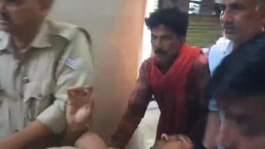 इकौना: कटरा वीरपुर मार्ग पर नरपत पुर के पास सड़क हादसे में सिपाही सहित तीन लोग हुए घायल