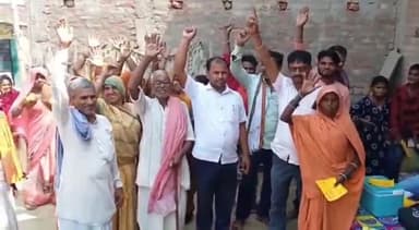 हरलाखी: राजाटोल में टायफाइड के टीकाकरण में राशि लिए जाने का ग्रामीणों ने किया विरोध