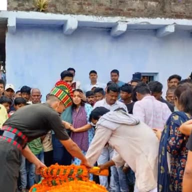 अरवल: सूखे बिगहा निवासी आर्मी पोस्टेड सुनील कुमार के निधन के उपरांत स्थानीय विधायक महानंद सिंह ने परिजनों से की मुलाकात