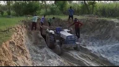 धनौरा: गजरौला शहर के विभिन्न स्थानों पर चल रहा मिट्टी और बालू खनन का कारोबार, वीडियो हुआ वायरल