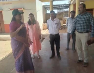 ಮುಂಡರಗಿ: ಬಾಗೇವಾಡಿ ಮತಗಟ್ಟೆ ಕೇಂದ್ರ ಪರಿಶೀಲಿಸಿದ ಡಾ.ಸುಶೀಲಾ