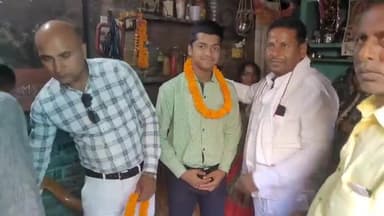 हलसी: मैट्रिक में अच्छे अंक प्राप्त कर बिहार स्तर पर तीसरे स्थान पाने वाले छात्र को जदयू नेता ने अंगवस्त्र देकर किया सम्मानित।