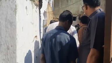 सासाराम: शाहजुमा मोहल्ले में बम ब्लास्ट के बाद जांच के लिए पहुंची एफएसएल की टीम