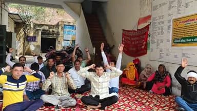 सोनीपत: नगर निगम कार्यालय सोनीपत में मांगों को लेकर दमकल विभाग व निगम के कर्मचारियों ने धरने के साथ शुरू की हड़ताल