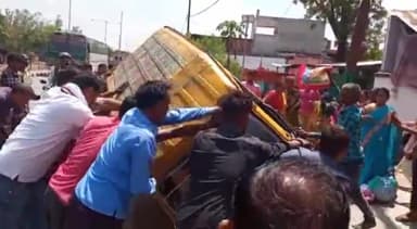 रायबरेली: हरचंदपुर कस्बे में तेज रफ्तार टेंपो अनियंत्रित होकर पलटा, आधा दर्जन सवारियां हुई घायल