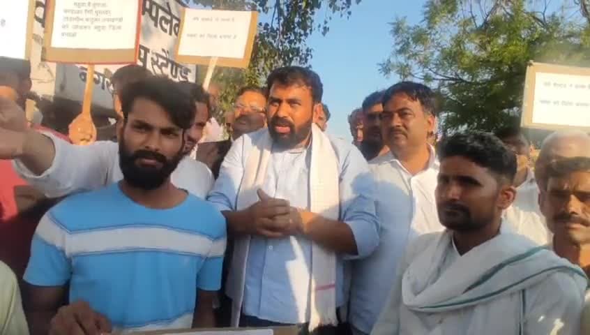 #महवा_को_जिला_बनाओ की मांग को लेकर बैठा अनिश्चितकालीन धरने पर