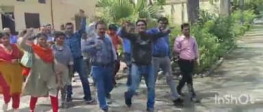 मीरगंज: पुरानी पेंशन बहाली को लेकर राजेंद्र प्रसाद इंटर कॉलेज के शिक्षकों ने किया प्रदर्शन