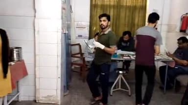 बीसलपुर पीलीभीत रोड पर मदर्स पब्लिक स्कूल के सामने बाइक सवार को ओमनी कार ने मारी टक्कर तीन घायल।