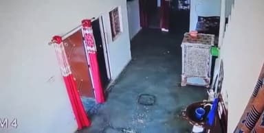 बुलंदशहर: नगर की सरिता विहार में ब्लास्ट होने वाले स्थान के कुछ ही दूरी पर ब्लास्ट के दौरान मकान मिलने का वीडियो हुआ वायरल