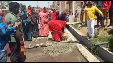 कटकमदाग: ग्राम बांका में कटकमदाग मुखिया ने नारियल फोड़कर व फीता काटकर पी.सी.सी. पथ निर्माण कार्य का किया शुभारंभ