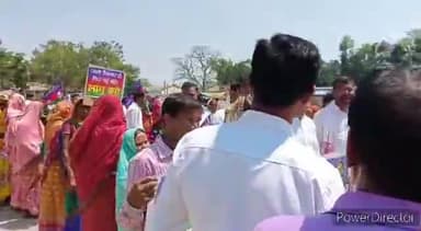 कहरा: पासी समाज के विभिन्न मांगों को लेकर लोजपा के कार्यकर्ताओं ने समाहरणालय पर प्रदर्शन करते हुए स्टेडियम में दिया धरना