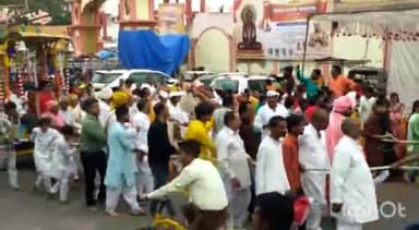 टीकमगढ़: शहर में महावीर जयंती के अवसर पर निकाली गई शोभायात्रा, हजारों की संख्या में श्रद्धालु हुए शामिल