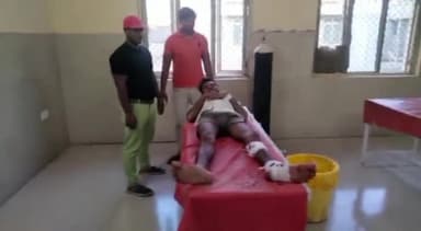 कन्नौज: हरदोई मोड़ पर अज्ञात वाहन की टक्कर से बाइक सवार दो लोग घायल, जिला अस्पताल में शुरू हुआ उपचार