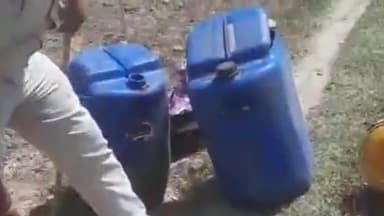 जमुई: लछुयाड़ में उत्पाद विभाग की पुलिस ने छापेमारी कर 3500 किलो जावा महुआ सहित अर्ध निर्मित शराब को किया नष्ट