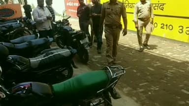 भदोही: चौकी प्रभारी अविनाश त्रिपाठी ने सोमवार को सुरक्षा को लेकर चौरी बाजार स्थित SBI का किया निरीक्षण, दिए निर्देश