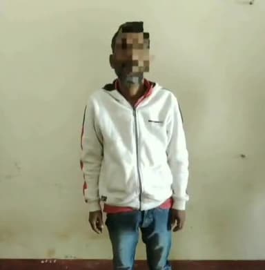 भदोही: टॉप-टेन/ हिस्ट्रीशीटर को पुलिस ने सोमवार को चपरिया तिराहे से किया गिरफ्तार,20 शीशी देशी नाजायज शराब किया गया बरामद